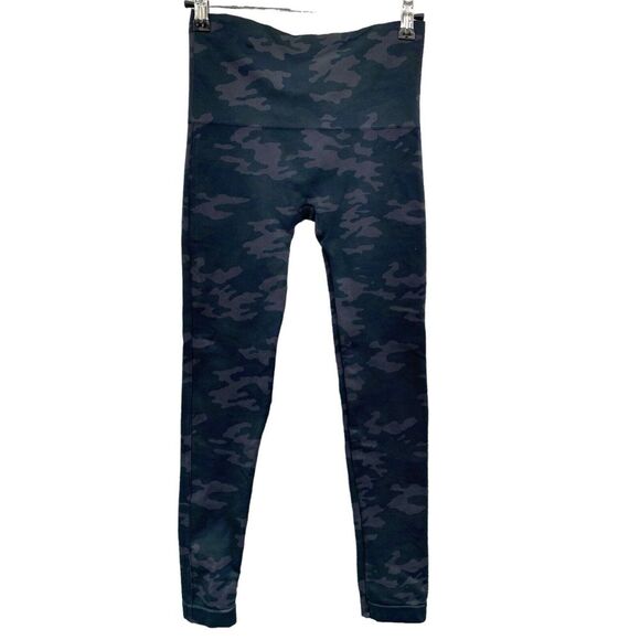 SPANX Seamless Leggings in Black‎ Green Camo Womens Size Medium - Picture 1 of 5